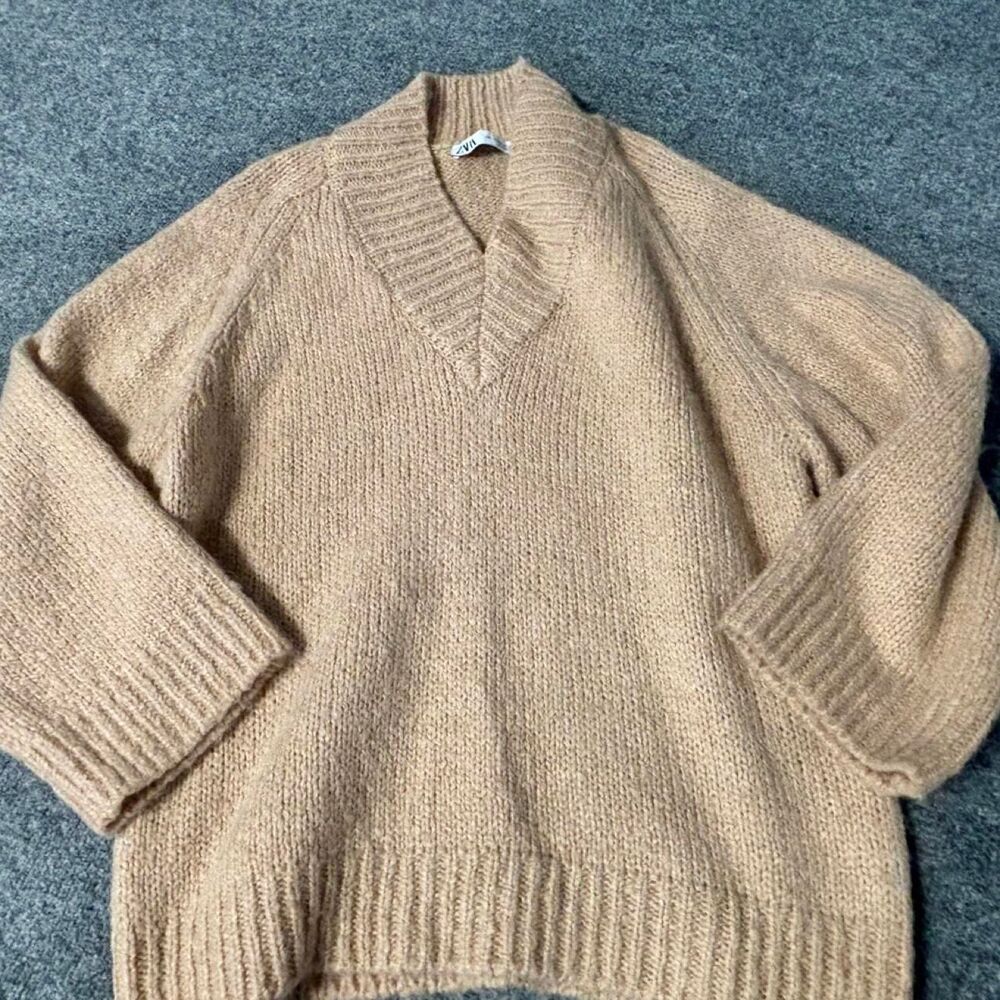 Zara Women's Oversized Tan and Cream Sweater